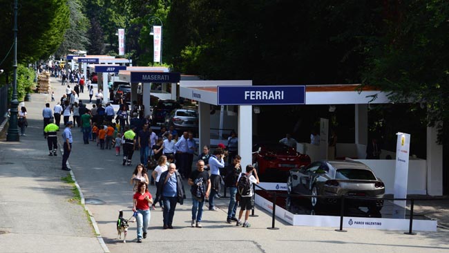 Ferrari, Mustang, belle donne e… Show al Salone dell’auto di Torino