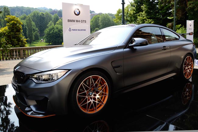 Ferrari, Mustang, belle donne e… Show al Salone dell’auto di Torino