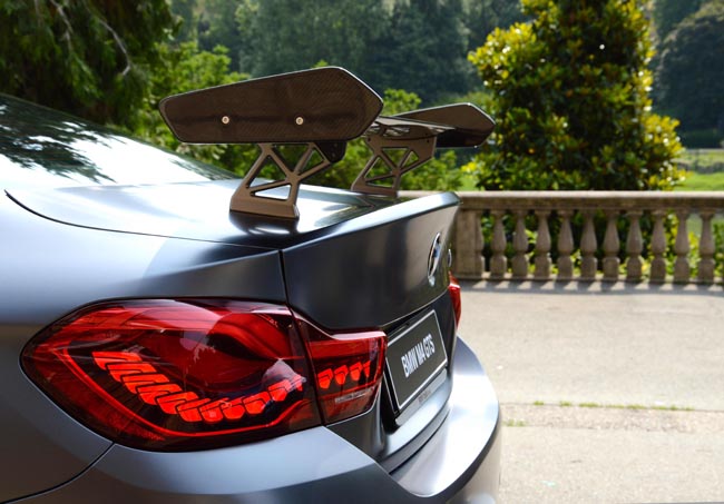 Ferrari, Mustang, belle donne e… Show al Salone dell’auto di Torino