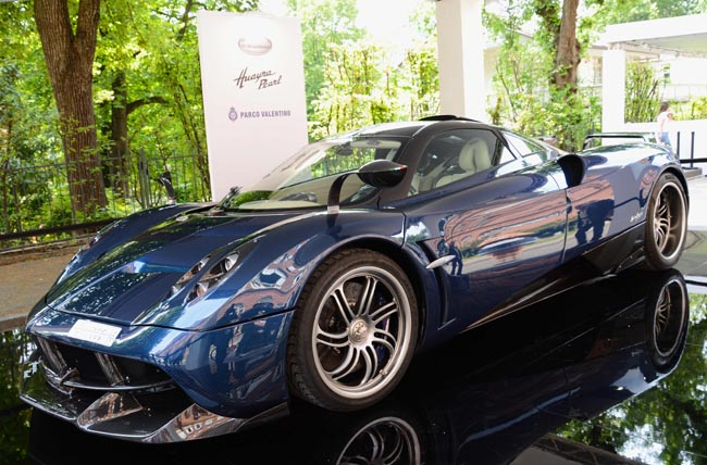 Ferrari, Mustang, belle donne e… Show al Salone dell’auto di Torino