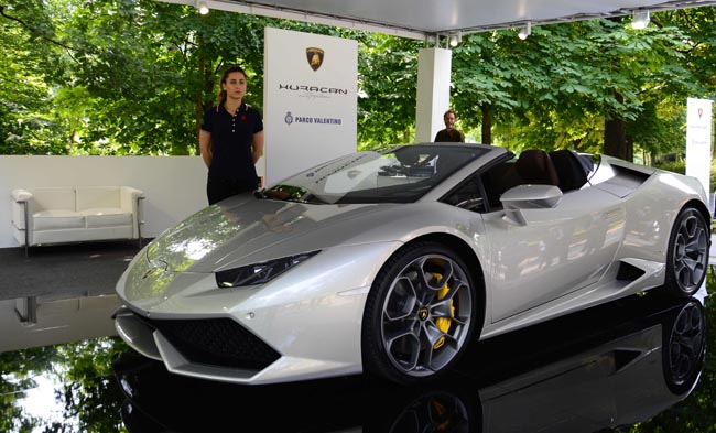 Ferrari, Mustang, belle donne e… Show al Salone dell’auto di Torino
