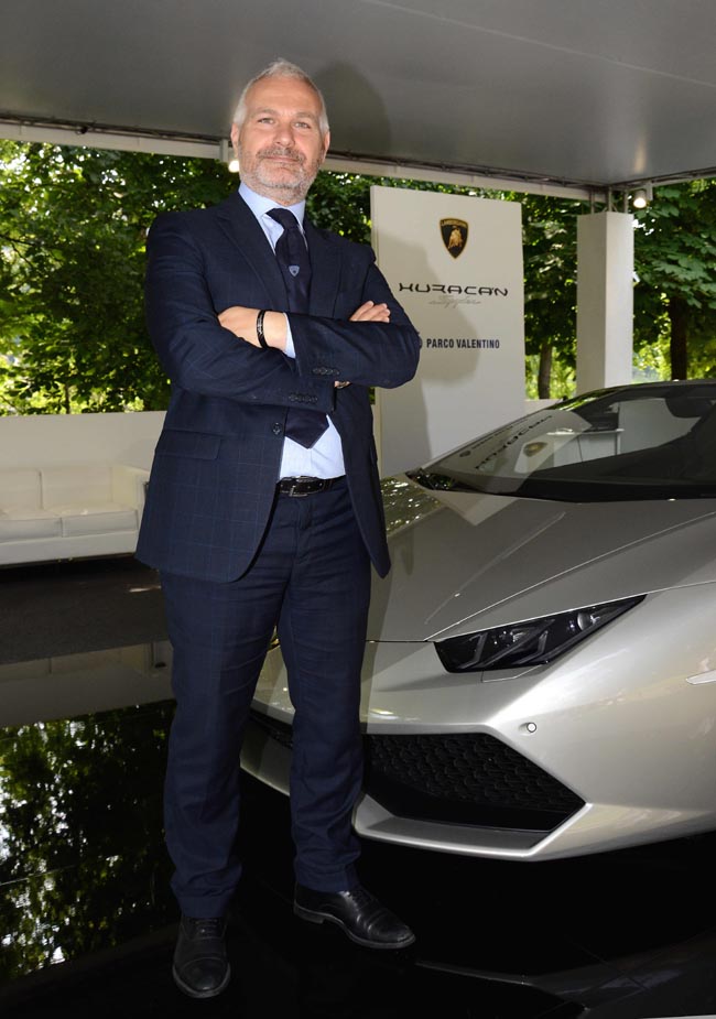 Ferrari, Mustang, belle donne e… Show al Salone dell’auto di Torino