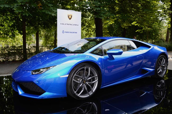 Ferrari, Mustang, belle donne e… Show al Salone dell’auto di Torino