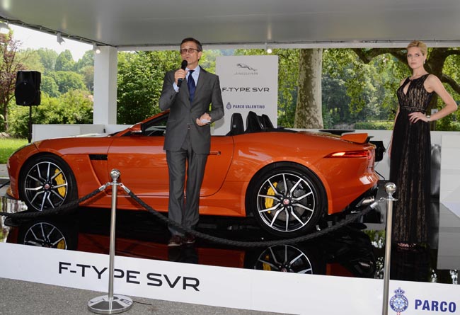 Ferrari, Mustang, belle donne e… Show al Salone dell’auto di Torino