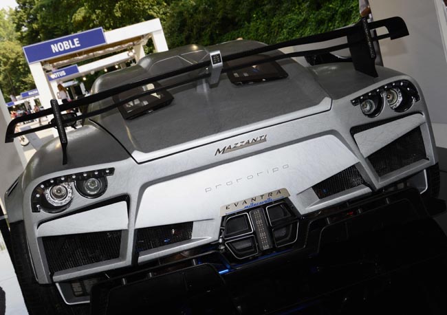 Ferrari, Mustang, belle donne e… Show al Salone dell’auto di Torino