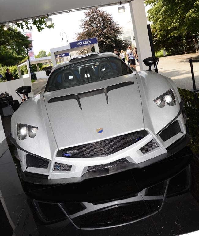 Ferrari, Mustang, belle donne e… Show al Salone dell’auto di Torino