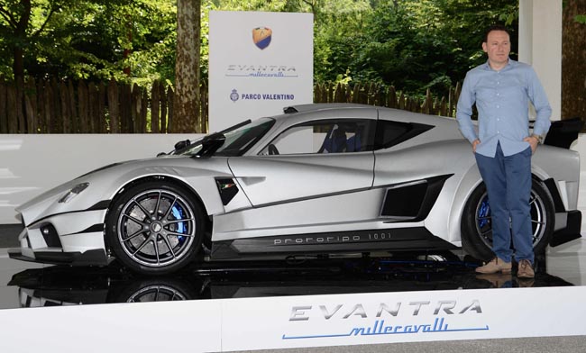 Ferrari, Mustang, belle donne e… Show al Salone dell’auto di Torino