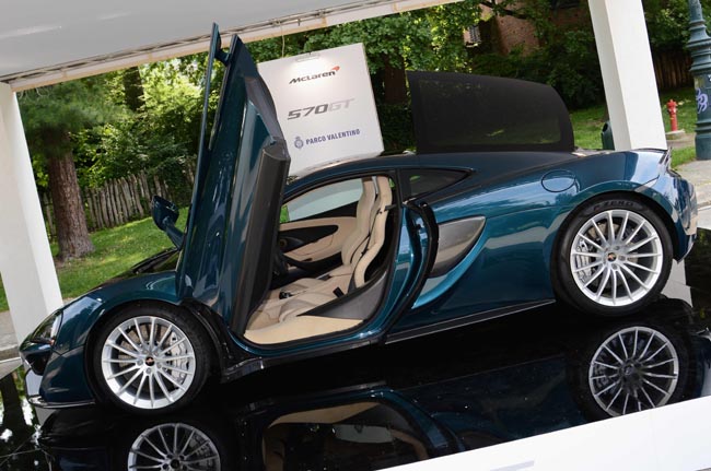 Ferrari, Mustang, belle donne e… Show al Salone dell’auto di Torino