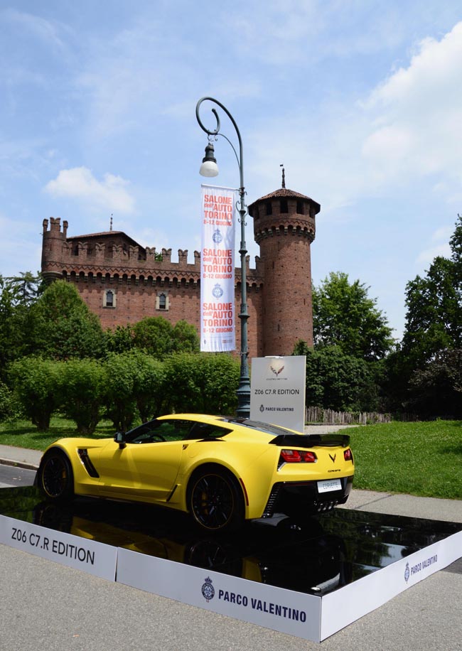 Ferrari, Mustang, belle donne e… Show al Salone dell’auto di Torino
