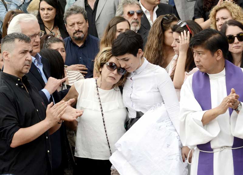 Delitto Sara Di Pietrantonio: Lo strazio dei funerali a Ponte Galeria Delitto Sara Di Pietrantonio: Lo strazio dei funerali a Ponte Galeria