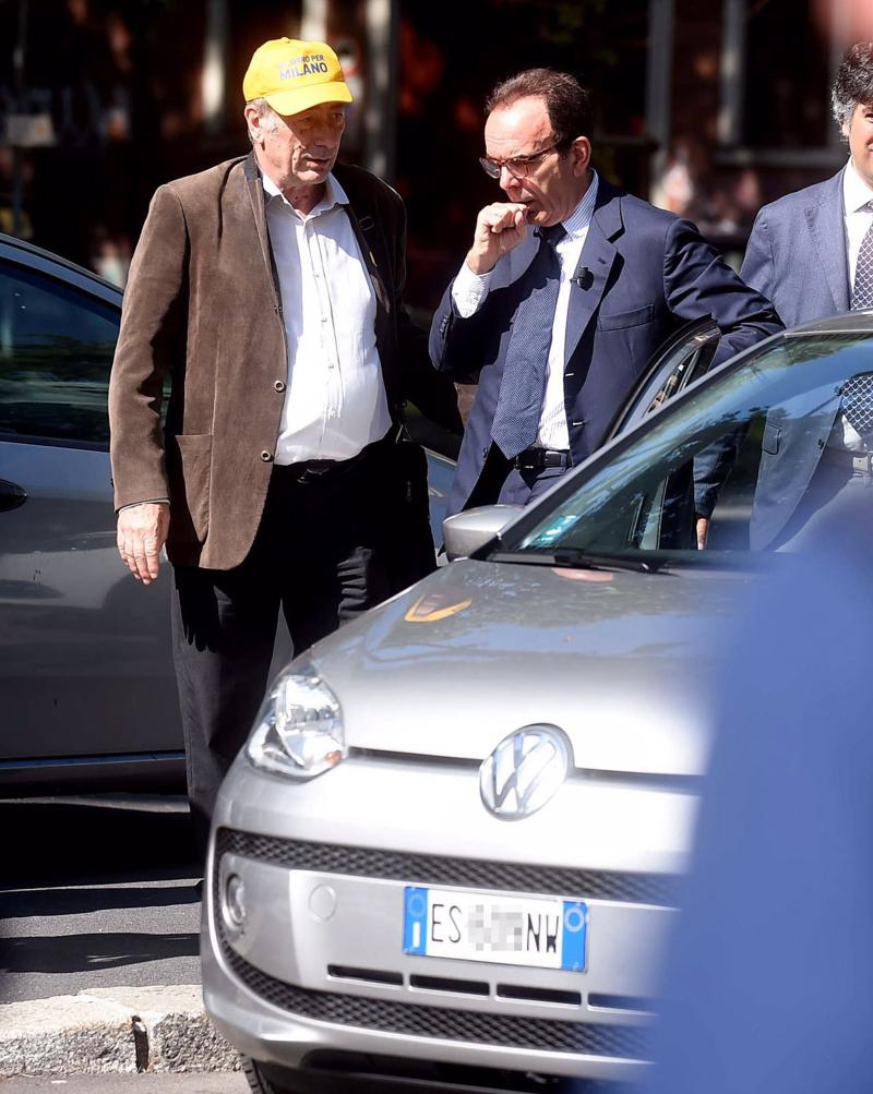 Anche Parisi scivola sul parcheggio vietato. Foto Anche Parisi scivola sul parcheggio vietato. Foto