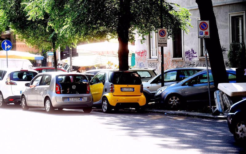 Anche Parisi scivola sul parcheggio vietato. Foto Anche Parisi scivola sul parcheggio vietato. Foto