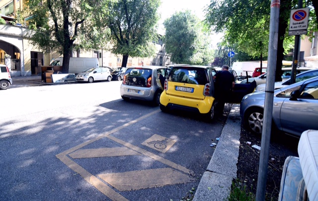 Anche Parisi scivola sul parcheggio vietato. Foto Anche Parisi scivola sul parcheggio vietato. Foto