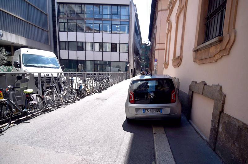 Anche Parisi scivola sul parcheggio vietato. Foto Anche Parisi scivola sul parcheggio vietato. Foto