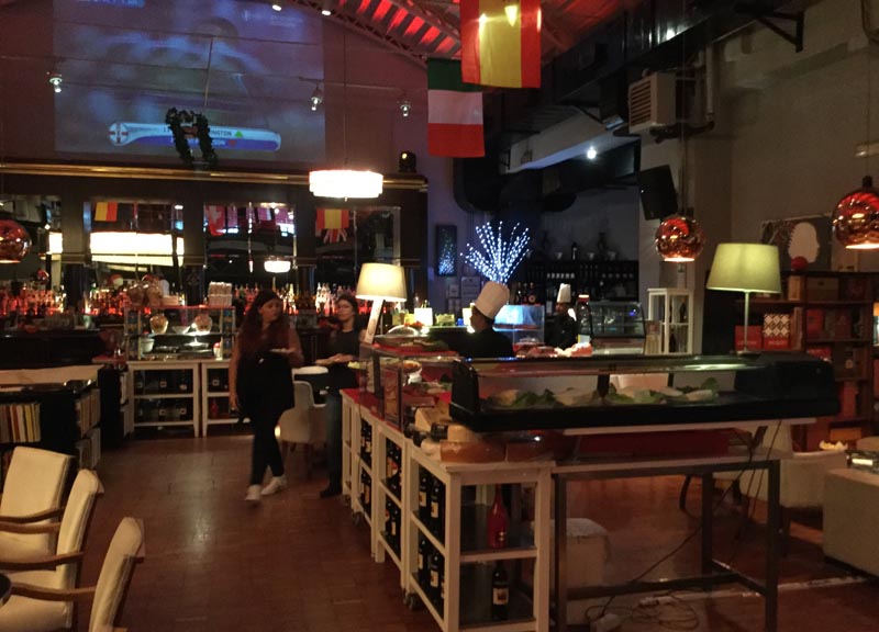 Aperitivo al “55” di Milano: cocktail firmati e isole del gusto Aperitivo al “55” di Milano: cocktail firmati e isole del gusto