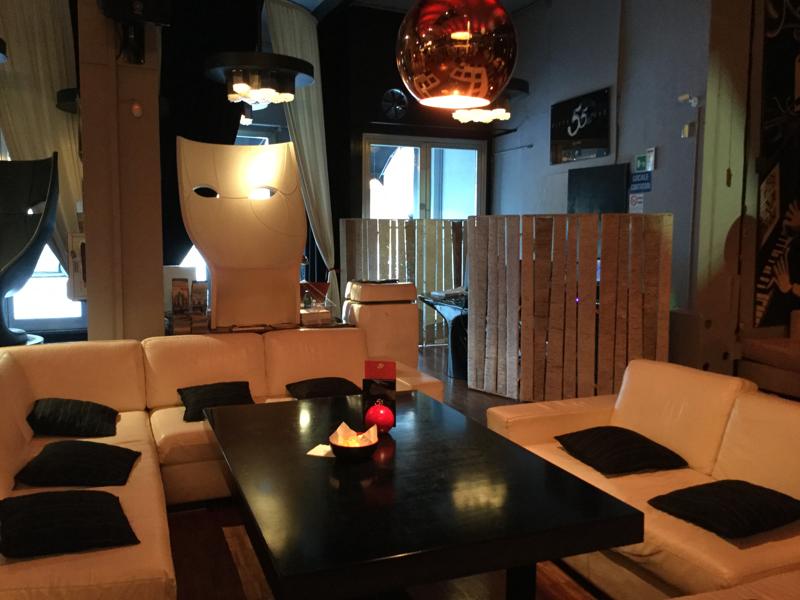 Aperitivo al “55” di Milano: cocktail firmati e isole del gusto Aperitivo al “55” di Milano: cocktail firmati e isole del gusto