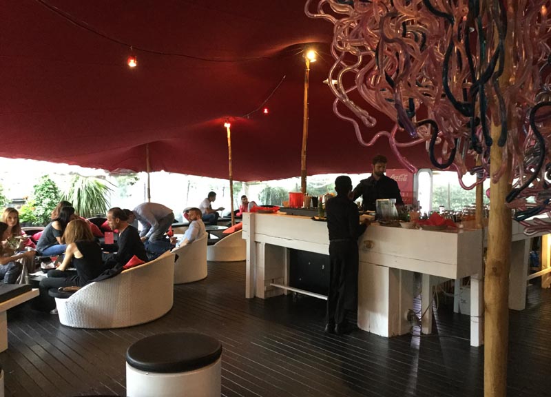 Aperitivo al “55” di Milano: cocktail firmati e isole del gusto Aperitivo al “55” di Milano: cocktail firmati e isole del gusto
