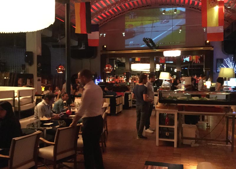 Aperitivo al “55” di Milano: cocktail firmati e isole del gusto Aperitivo al “55” di Milano: cocktail firmati e isole del gusto