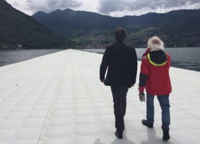 Lago di Iseo, Franceschini cammina sulle acque assieme a Christo