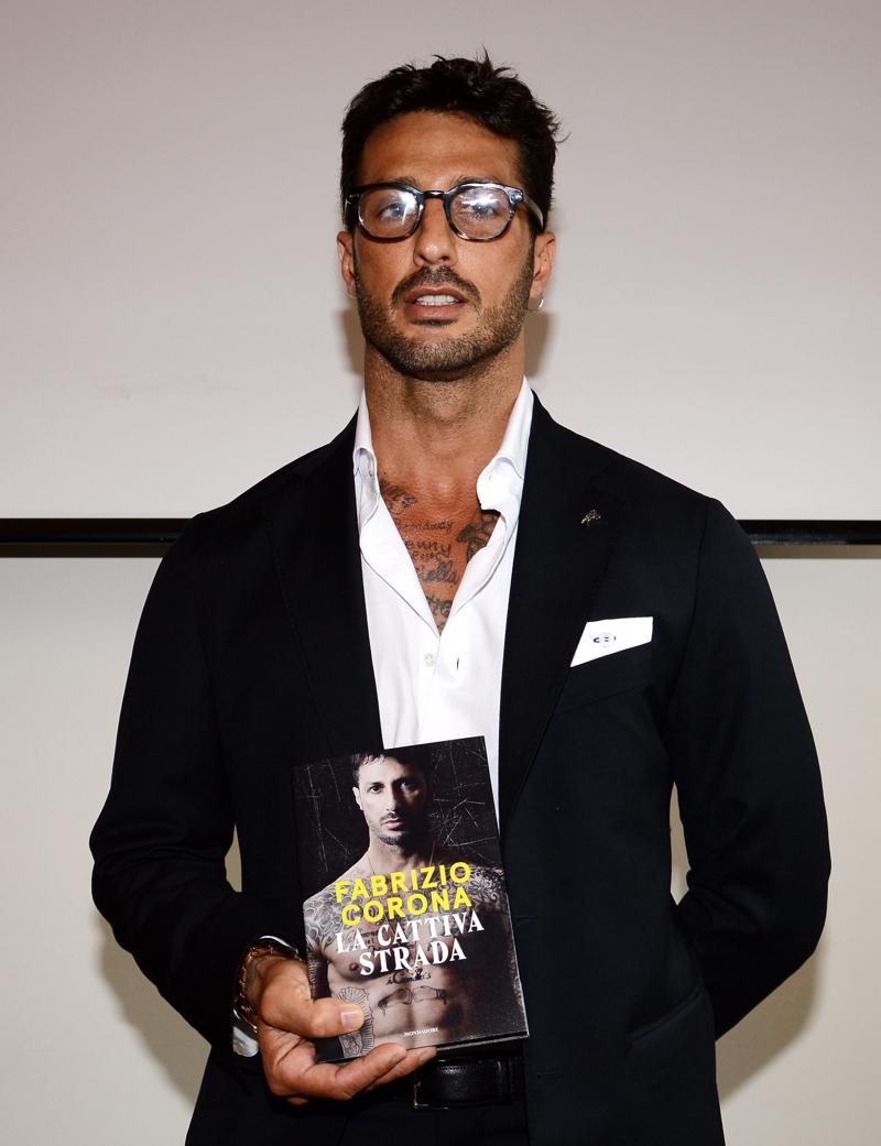 Fabrizio Corona, nuovo libro: dal liceo al carcere, da Nina a Belen