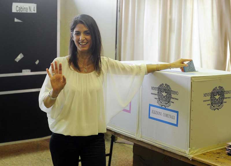 Virginia Raggi asfalta il Pd: è il primo sindaco donna di Roma. Svolta