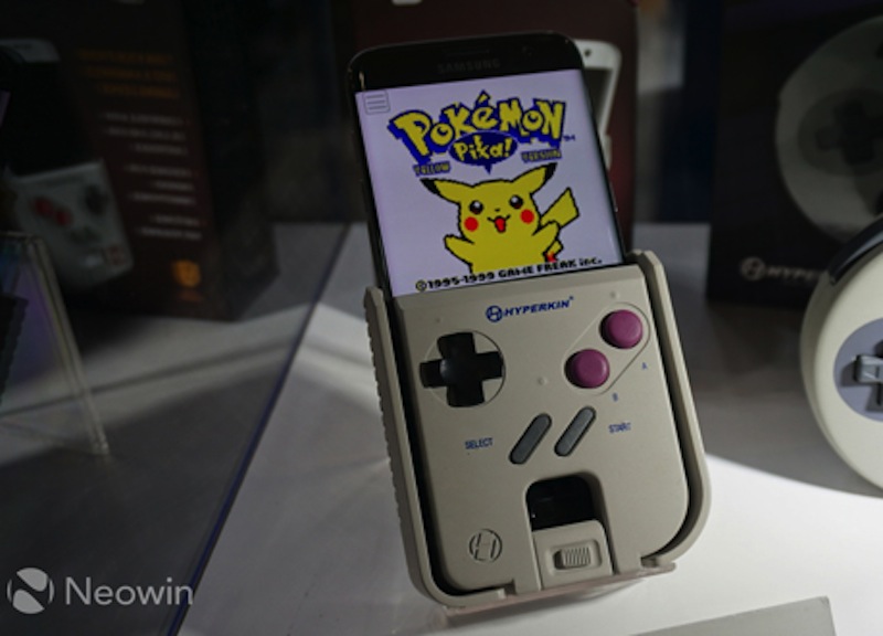 Lo smartphone si trasforma in Game Boy: da pesce d’aprile a realtà Lo smartphone si trasforma in Game Boy: da pesce d’aprile a realtà