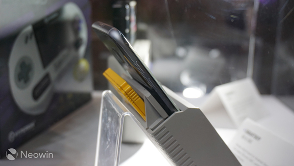 Lo smartphone si trasforma in Game Boy: da pesce d’aprile a realtà Lo smartphone si trasforma in Game Boy: da pesce d’aprile a realtà
