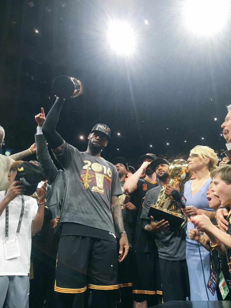 Nba, titolo a Cleveland e Lebron James. Golden State e Curry ko Nba, titolo a Cleveland e Lebron James. Golden State e Curry ko