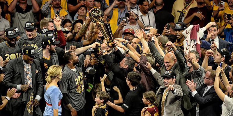 Nba, titolo a Cleveland e Lebron James. Golden State e Curry ko Nba, titolo a Cleveland e Lebron James. Golden State e Curry ko