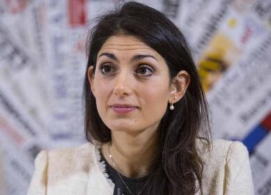 Luxuria consiglia la Raggi: “No ai capelli dietro le orecchie”