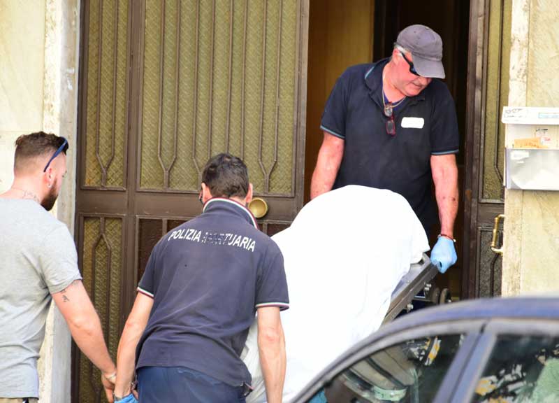 Roma, donna soffocata con un cuscino. Arrestato per omicidio il figlio Roma, donna soffocata con un cuscino. Arrestato per omicidio il figlio