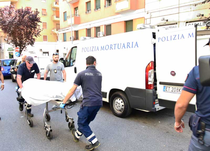 Roma, donna soffocata con un cuscino. Arrestato per omicidio il figlio Roma, donna soffocata con un cuscino. Arrestato per omicidio il figlio