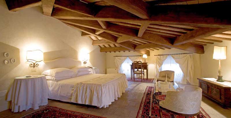 Relais Palazzo Viviani: notte romantica nei Borghi più Belli d’Italia Relais Palazzo Viviani: notte romantica nei Borghi più Belli d’Italia