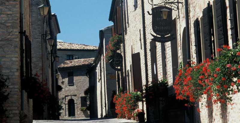 Relais Palazzo Viviani: notte romantica nei Borghi più Belli d’Italia Relais Palazzo Viviani: notte romantica nei Borghi più Belli d’Italia