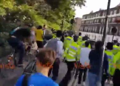Brexit, l’ex sindaco di Londra Johnson fischiato per strada