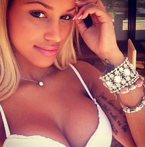 Fanny Neguesha, dopo Balotelli fa la cantante. E il lato B…