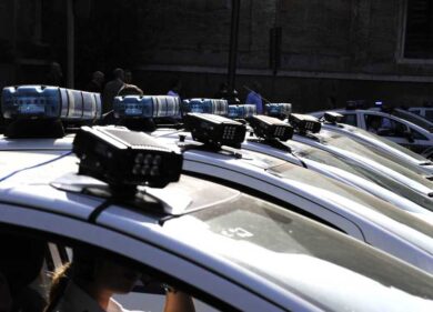 Doppia fila a Roma, scacco con le pinze ai vigili urbani