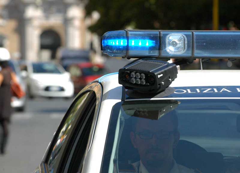 Doppia fila a Roma, scacco con le pinze ai vigili urbani Doppia fila a Roma, scacco con le pinze ai vigili urbani