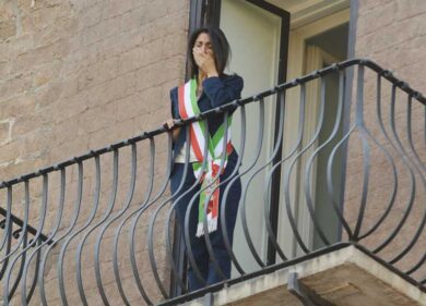“Sua maestà la papessa”. I romani “battezzano” Virginia Raggi