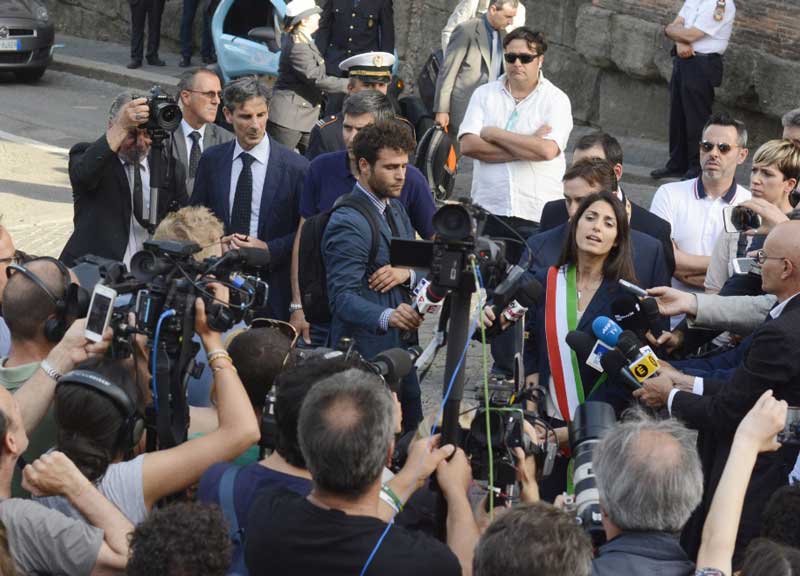“Sua maestà la papessa”. I romani “battezzano” Virginia Raggi “Sua maestà la papessa”. I romani “battezzano” Virginia Raggi