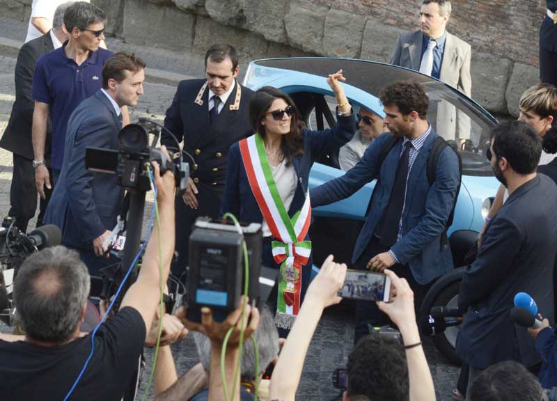 “Sua maestà la papessa”. I romani “battezzano” Virginia Raggi “Sua maestà la papessa”. I romani “battezzano” Virginia Raggi
