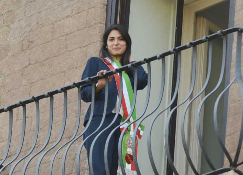 “Sua maestà la papessa”. I romani “battezzano” Virginia Raggi “Sua maestà la papessa”. I romani “battezzano” Virginia Raggi
