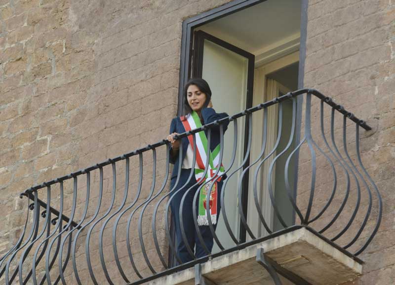 “Sua maestà la papessa”. I romani “battezzano” Virginia Raggi “Sua maestà la papessa”. I romani “battezzano” Virginia Raggi