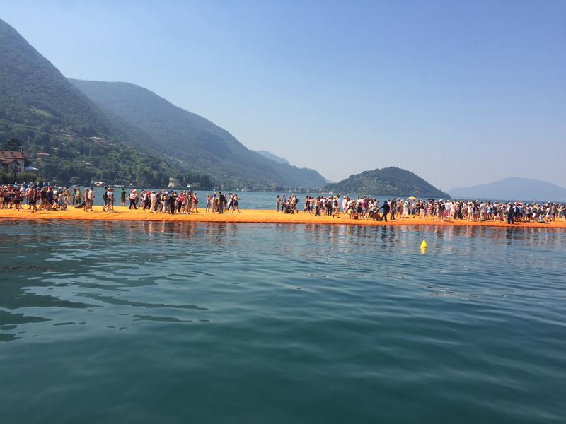 The Floating Piers: Iseo al centro del Mondo. Le foto di Affari