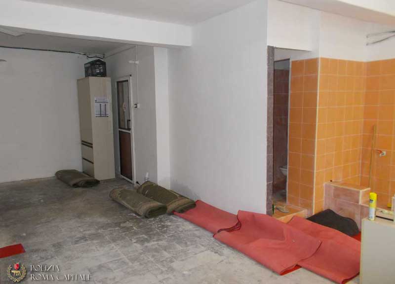 Da garage a luogo di preghiera dell’Islam. Scoperta moschea abusiva Da garage a luogo di preghiera dell’Islam. Scoperta moschea abusiva