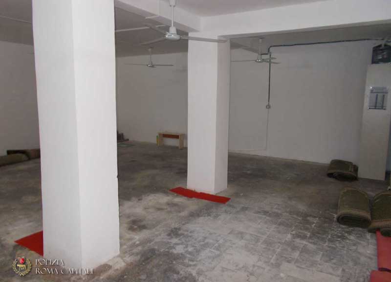 Da garage a luogo di preghiera dell’Islam. Scoperta moschea abusiva Da garage a luogo di preghiera dell’Islam. Scoperta moschea abusiva