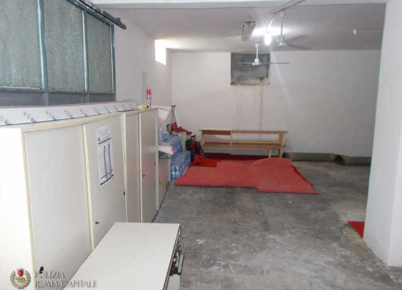 Da garage a luogo di preghiera dell’Islam. Scoperta moschea abusiva Da garage a luogo di preghiera dell’Islam. Scoperta moschea abusiva