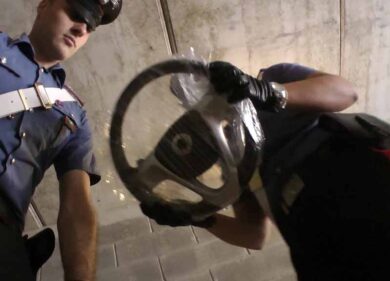 Ricambi auto rubati: fermati dai carabinieri due pregiudicati a Melzo
