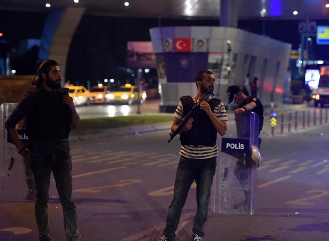 Istanbul, strage in aeroporto. “Commando Isis”. Foto e video