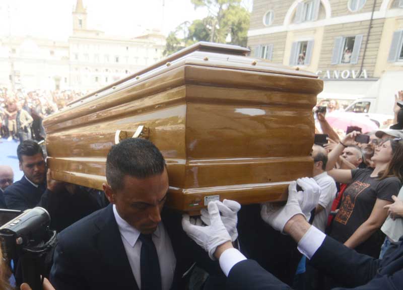 L’ultimo addio a Bud Spencer, folla commossa a Piazza del Popolo